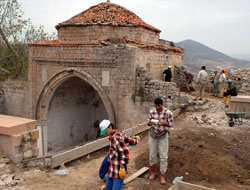 Medrese duvarında sır yazı