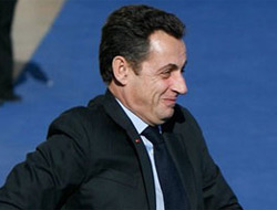 Sarkozy attıp tuttu