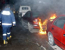 Otomobiller ateşe verildi